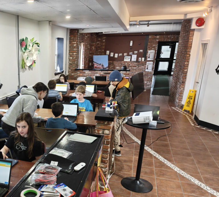 Students sitting in the Bathurst makerspace, students are working on the computer.