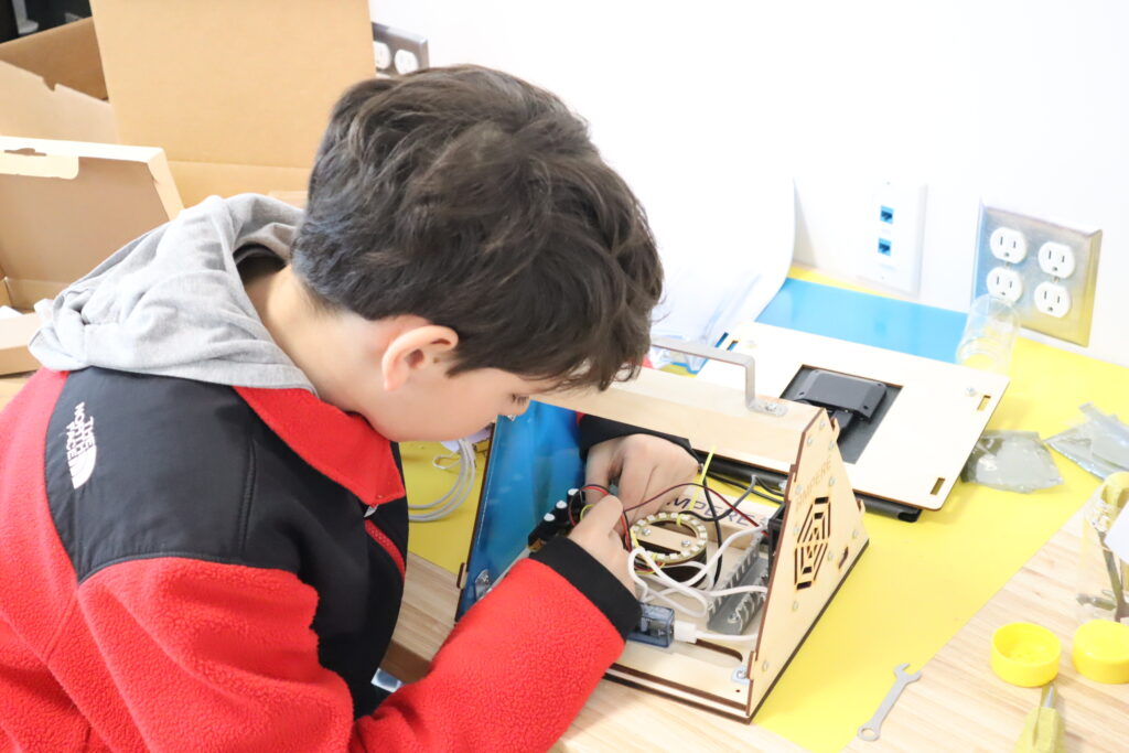 solar-steam-activity The side of a student learner, playing with a solar kit from Ampere.