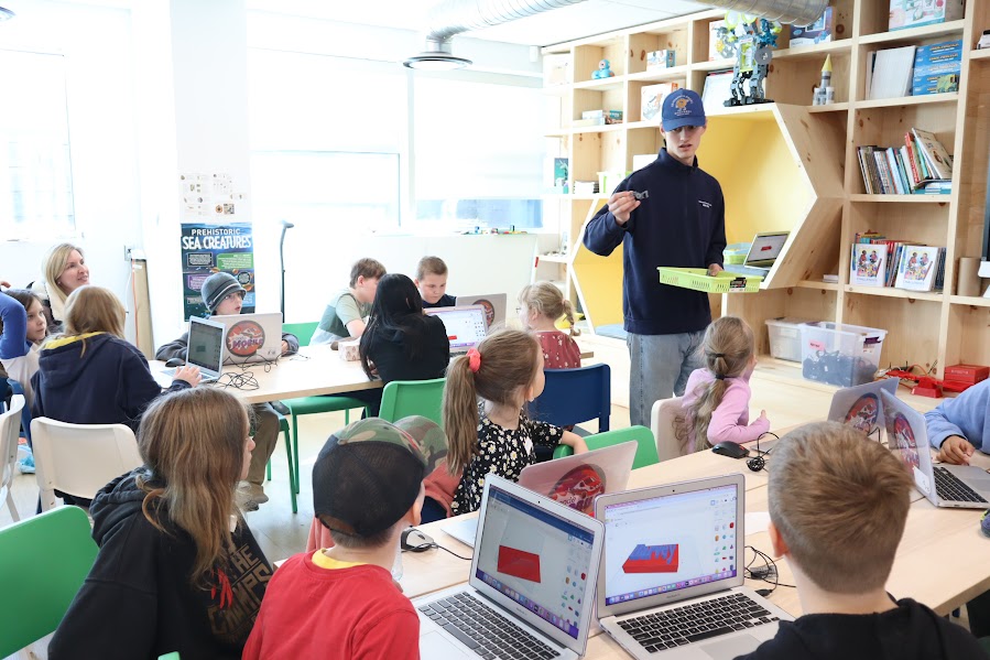 students-learning-in-kl-makerspace