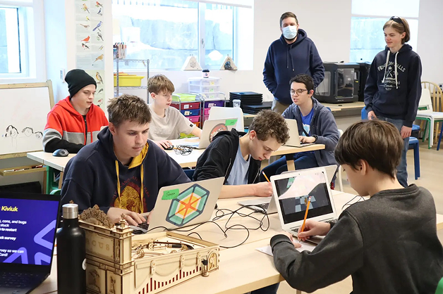 Students using laptops in the Lindsay Makerspace.